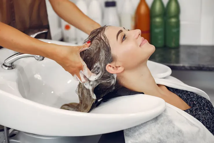 Peinado recogido para novia en salón de belleza
