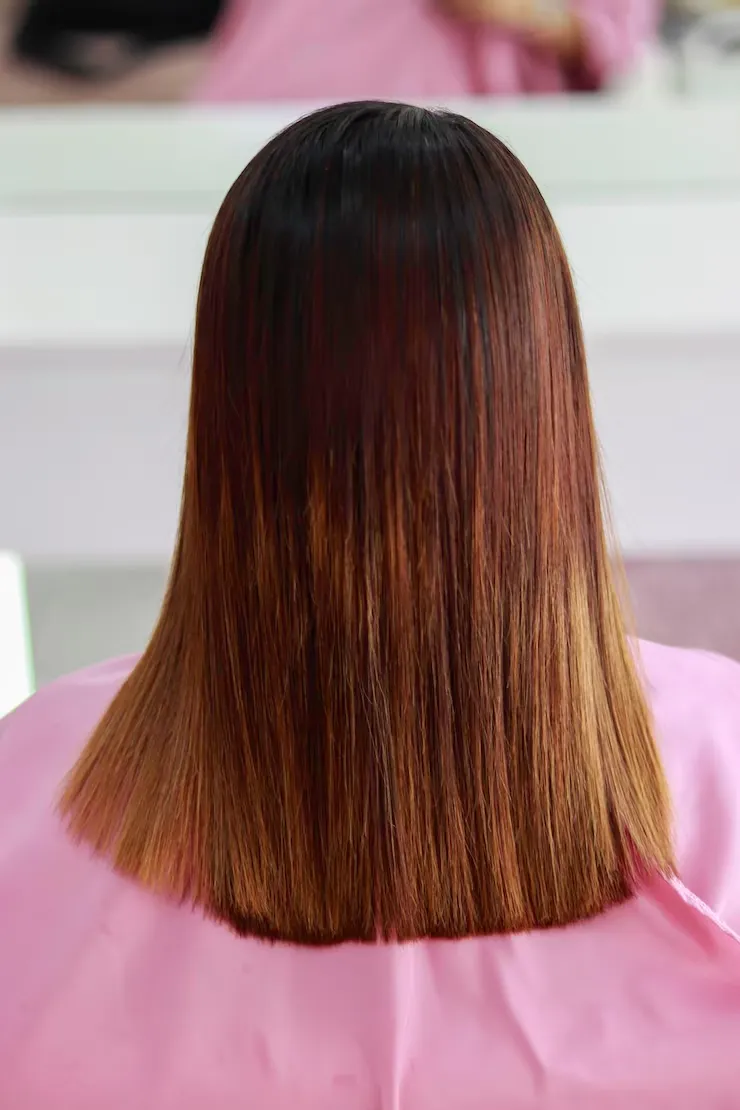 Estilista asesorando sobre estilo y color de cabello a clienta